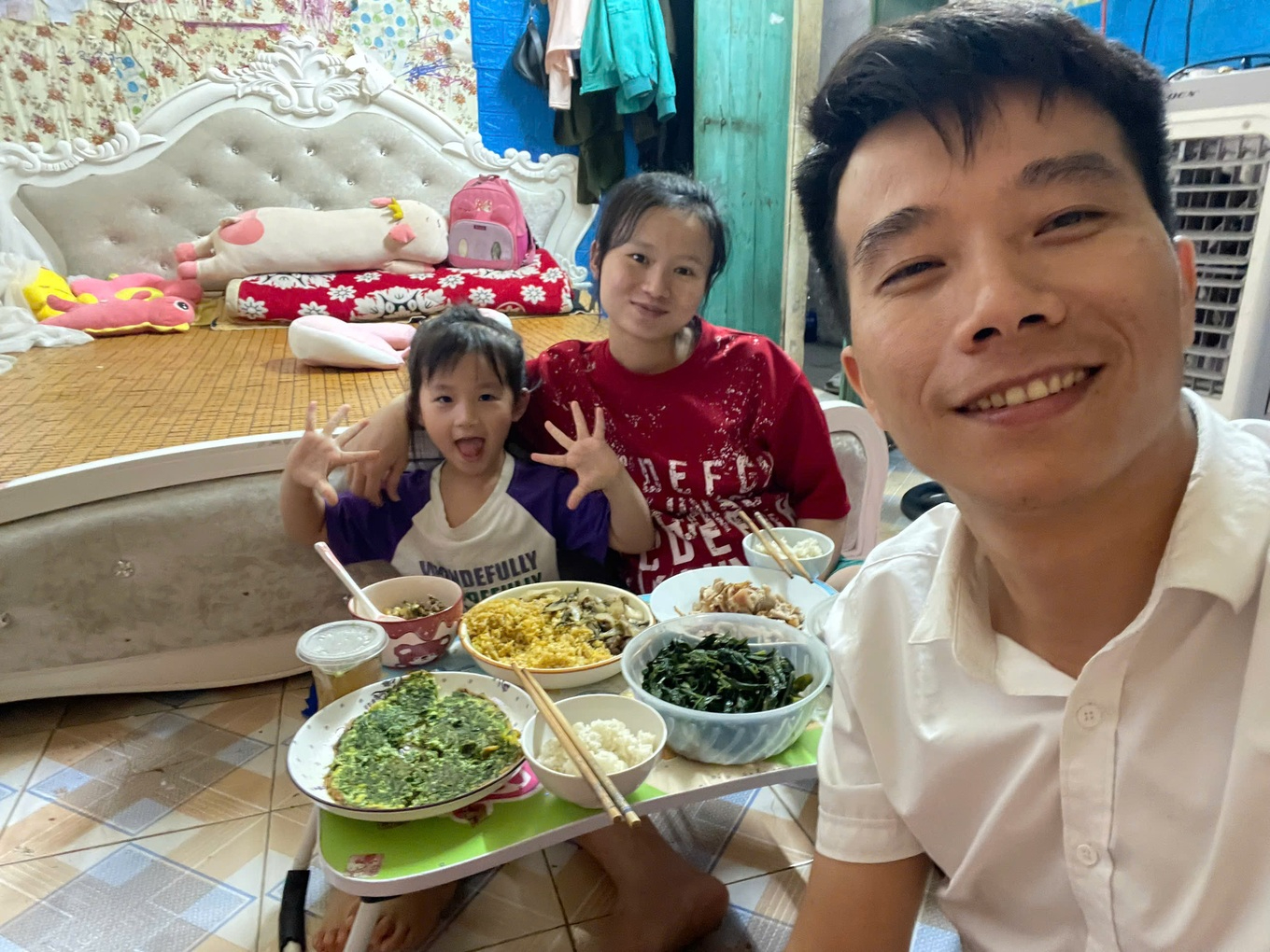 Tài xế taxi ở Hà Nội lên báo Hàn: Lý do phải đưa con gái 5 tuổi đi làm cùng và gia cảnh phía sau- Ảnh 2.