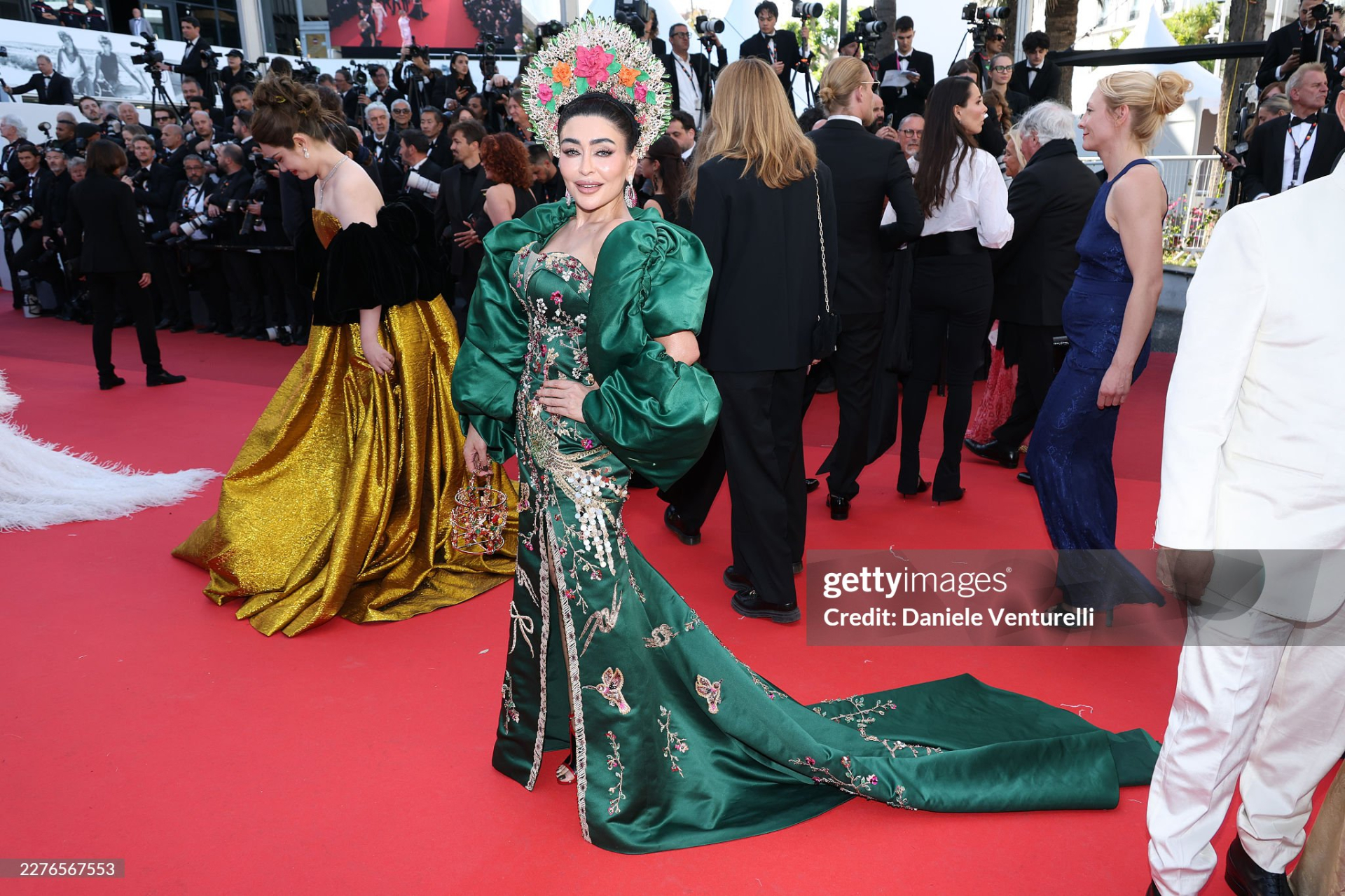 Thảm đỏ Cannes ngày 5: "Chị đại" Chompoo Araya chiếm trọn spotlight, siêu mẫu Nga ngang nhiên hở bạo phạm quy- Ảnh 36.