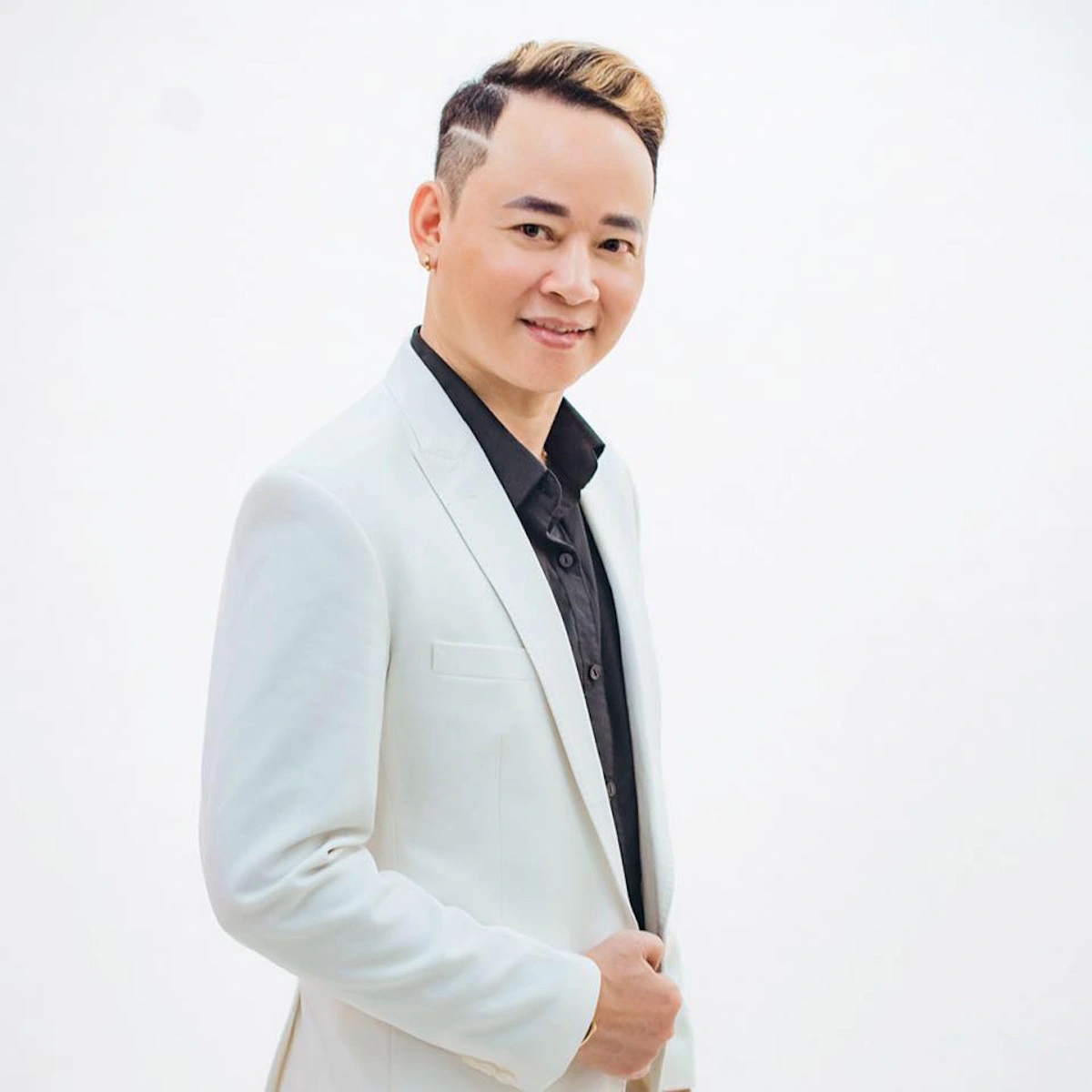 Nam diễn viên phim giờ vàng giải nghệ vì bệnh tật: Được vợ 4 kém 12 tuổi yêu thương, chăm sóc- Ảnh 1.