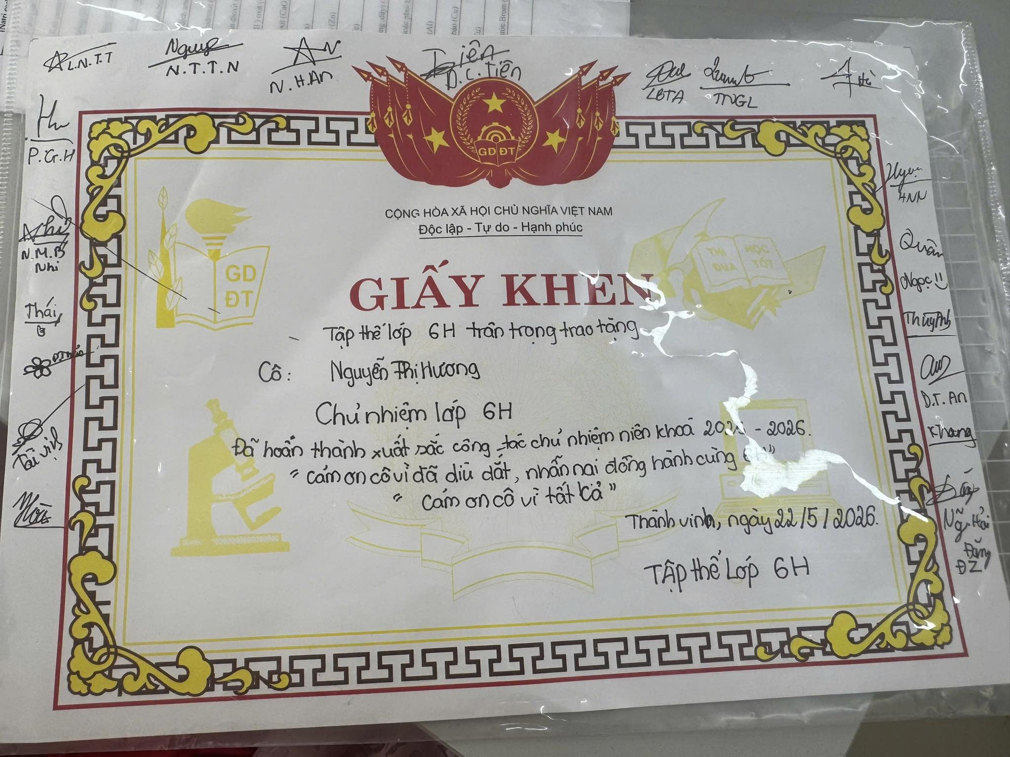 Tấm giấy khen đặc biệt khiến một cô giáo "sĩ đến hết đời"- Ảnh 1.
