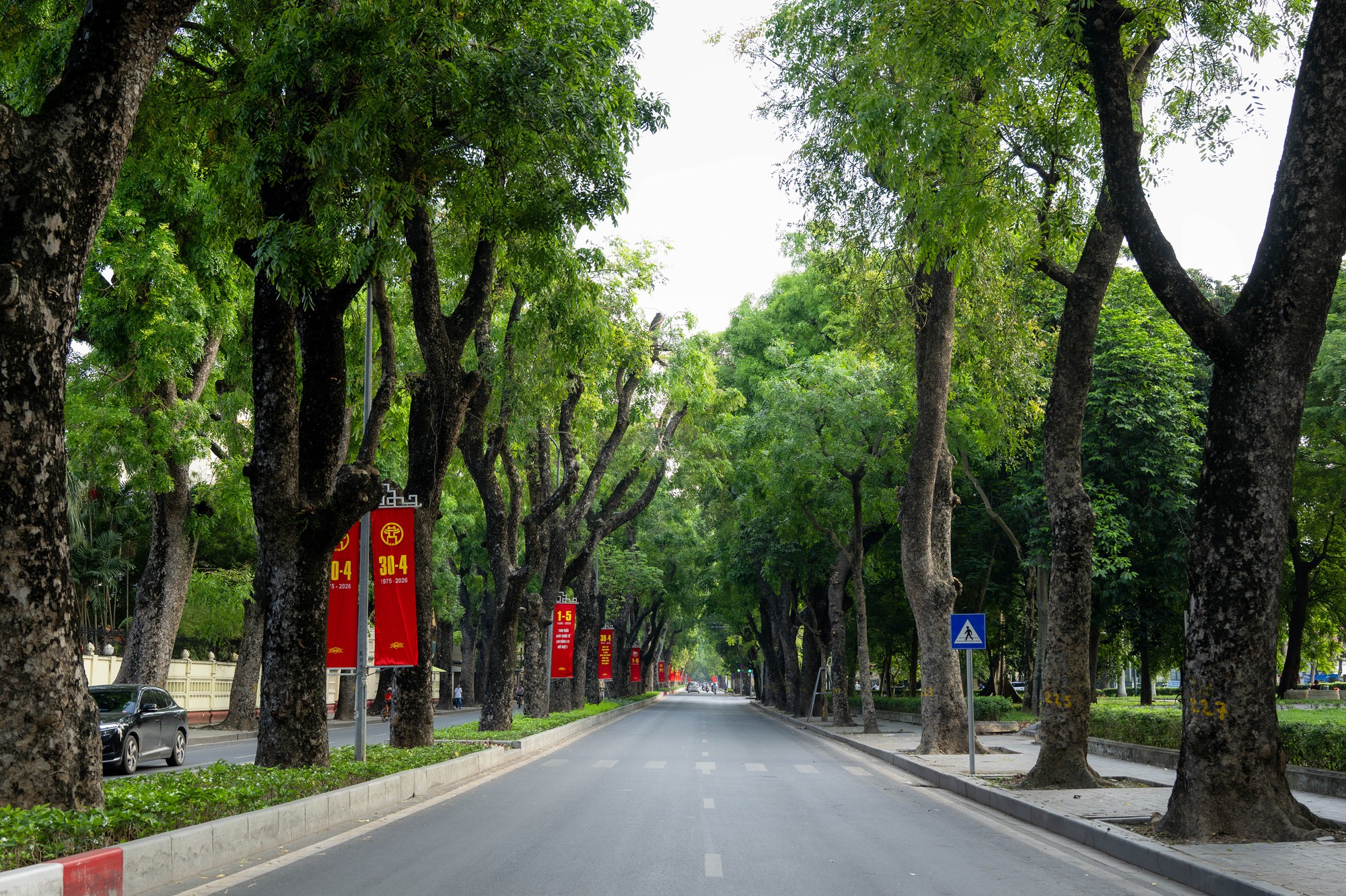 Cảnh hiếm gặp ở Hà Nội: Đường rộng thênh thang trong giờ cao điểm 1/5- Ảnh 4.