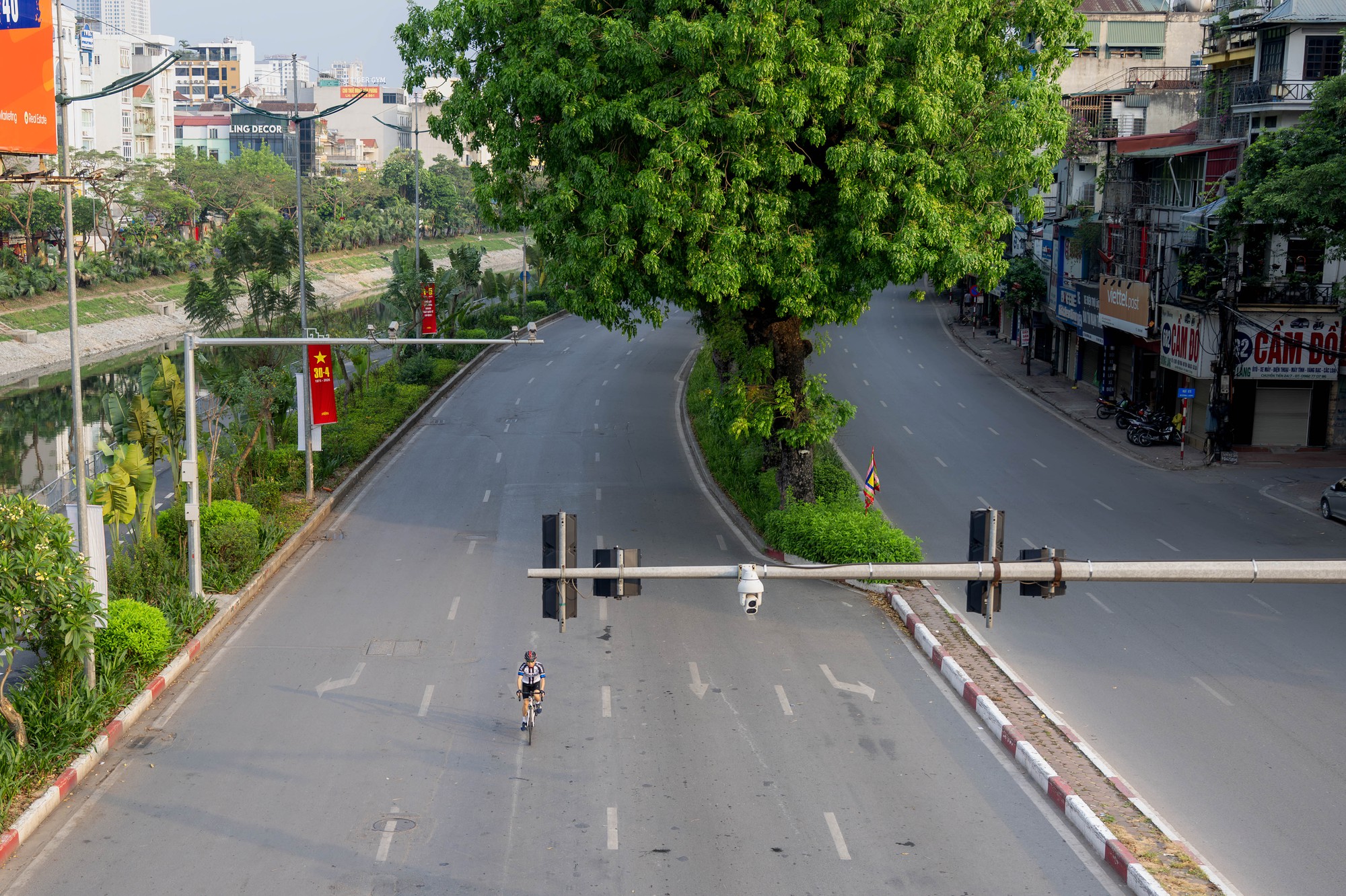 Cảnh hiếm gặp ở Hà Nội: Đường rộng thênh thang trong giờ cao điểm 1/5- Ảnh 2.