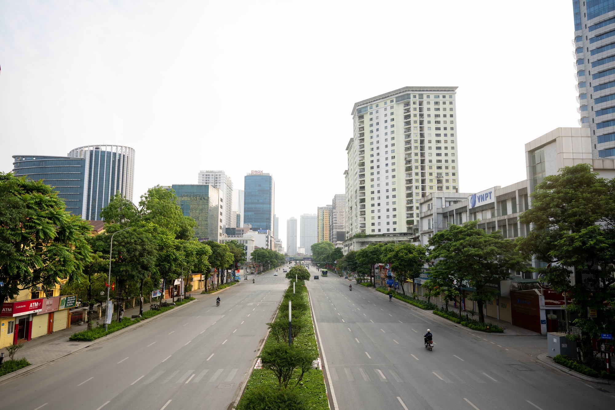 Cảnh hiếm gặp ở Hà Nội: Đường rộng thênh thang trong giờ cao điểm 1/5- Ảnh 1.