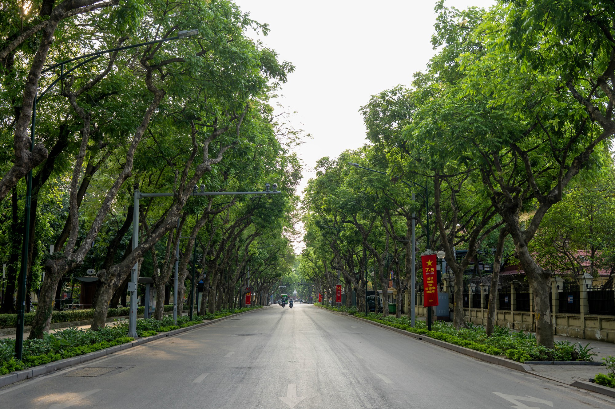 Cảnh hiếm gặp ở Hà Nội: Đường rộng thênh thang trong giờ cao điểm 1/5- Ảnh 11.