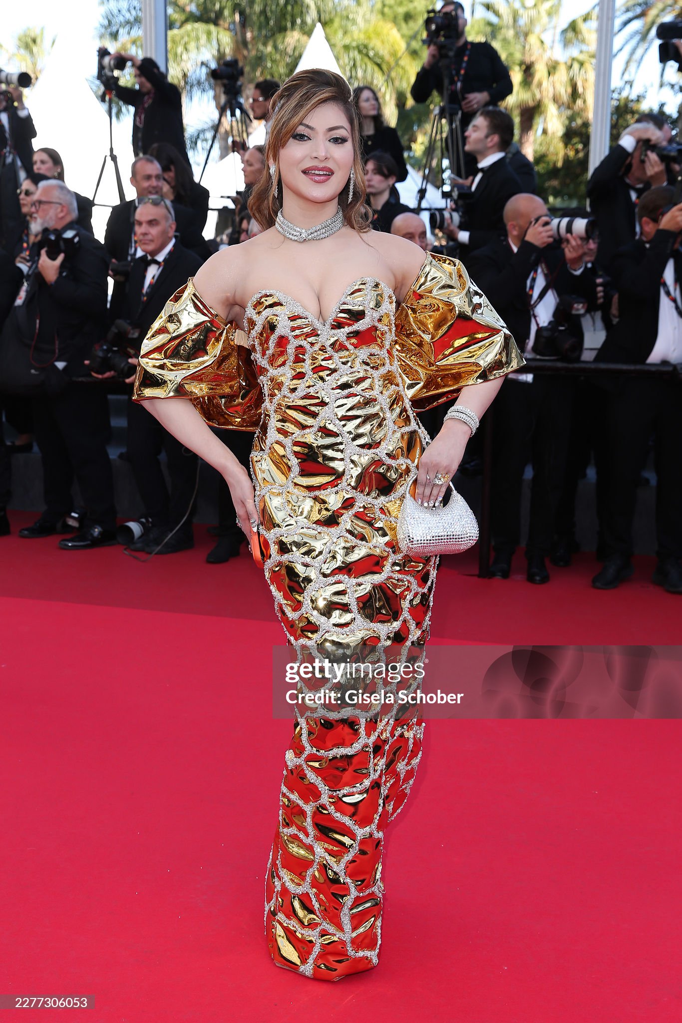 LHP Cannes ngày 9: Bella Hadid hở bạo "chặt chém", ca sĩ Trung Quốc 18 tuổi "đại náo" thảm đỏ- Ảnh 21.