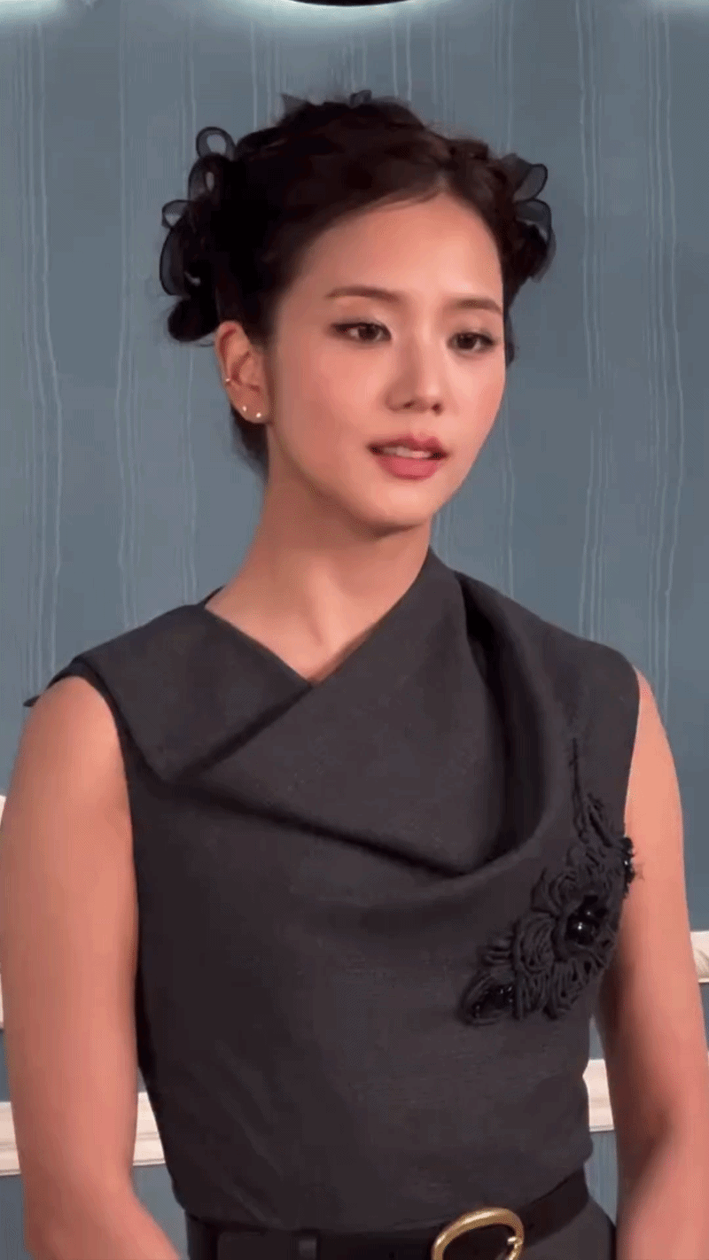 Sau cô bồi bàn, Dior cho Jisoo thành "mẹ chồng" với diện mạo mới- Ảnh 9.