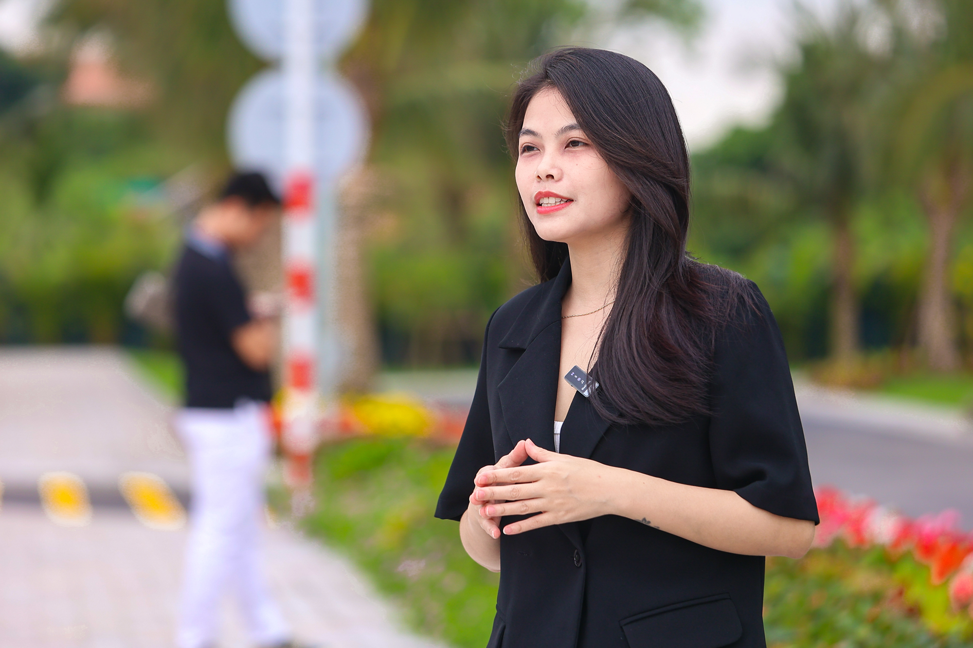 Mô giới, nhà đầu tư nườm nượp đổ về “siêu đô thị 18 tỷ USD” của  Vinhomes: Khách sạn kín phòng, quán cơm kín chỗ - Ảnh 12.
