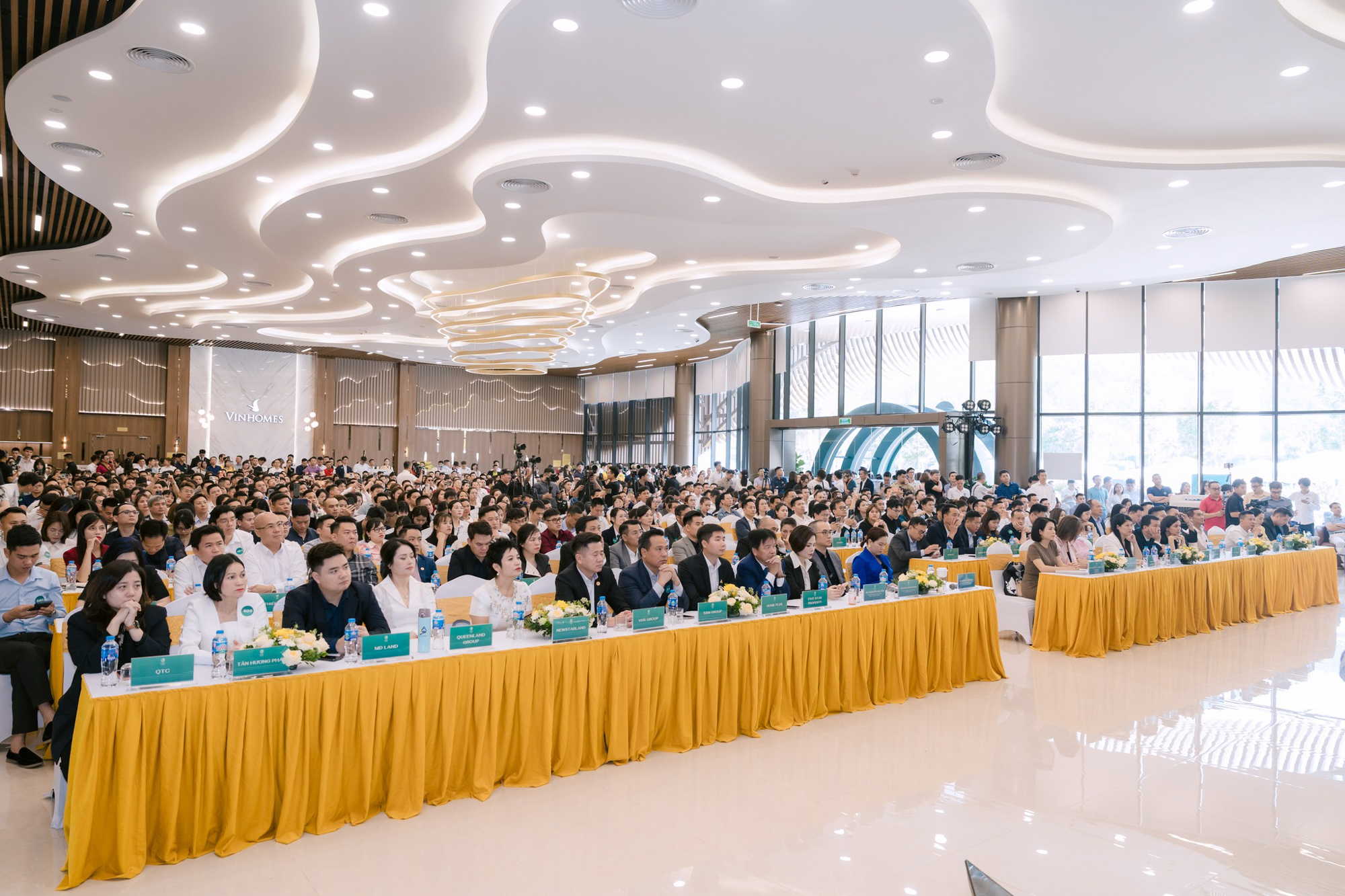 Mô giới, nhà đầu tư nườm nượp đổ về “siêu đô thị 18 tỷ USD” của  Vinhomes: Khách sạn kín phòng, quán cơm kín chỗ - Ảnh 13.
