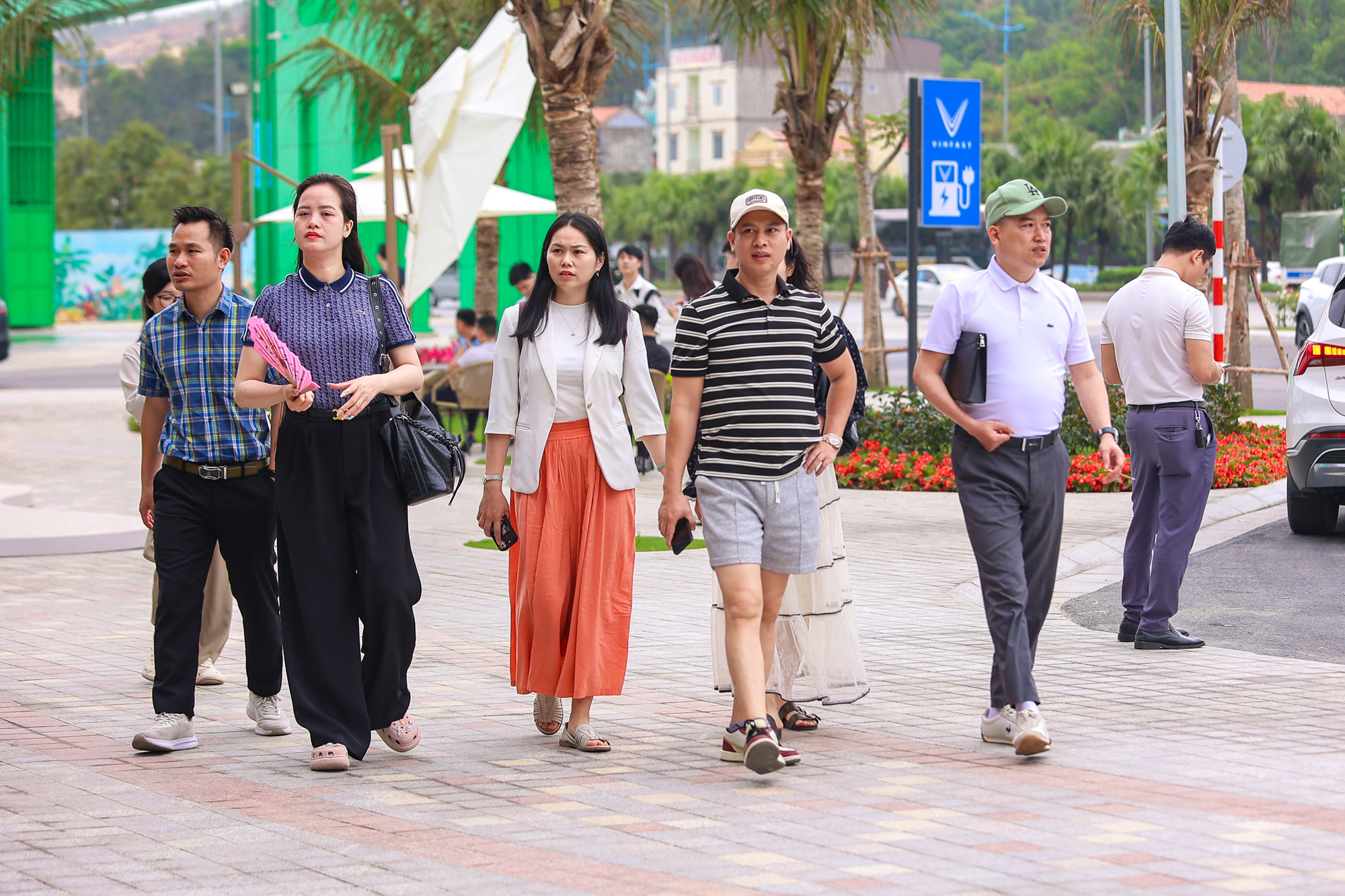Mô giới, nhà đầu tư nườm nượp đổ về “siêu đô thị 18 tỷ USD” của  Vinhomes: Khách sạn kín phòng, quán cơm kín chỗ - Ảnh 14.