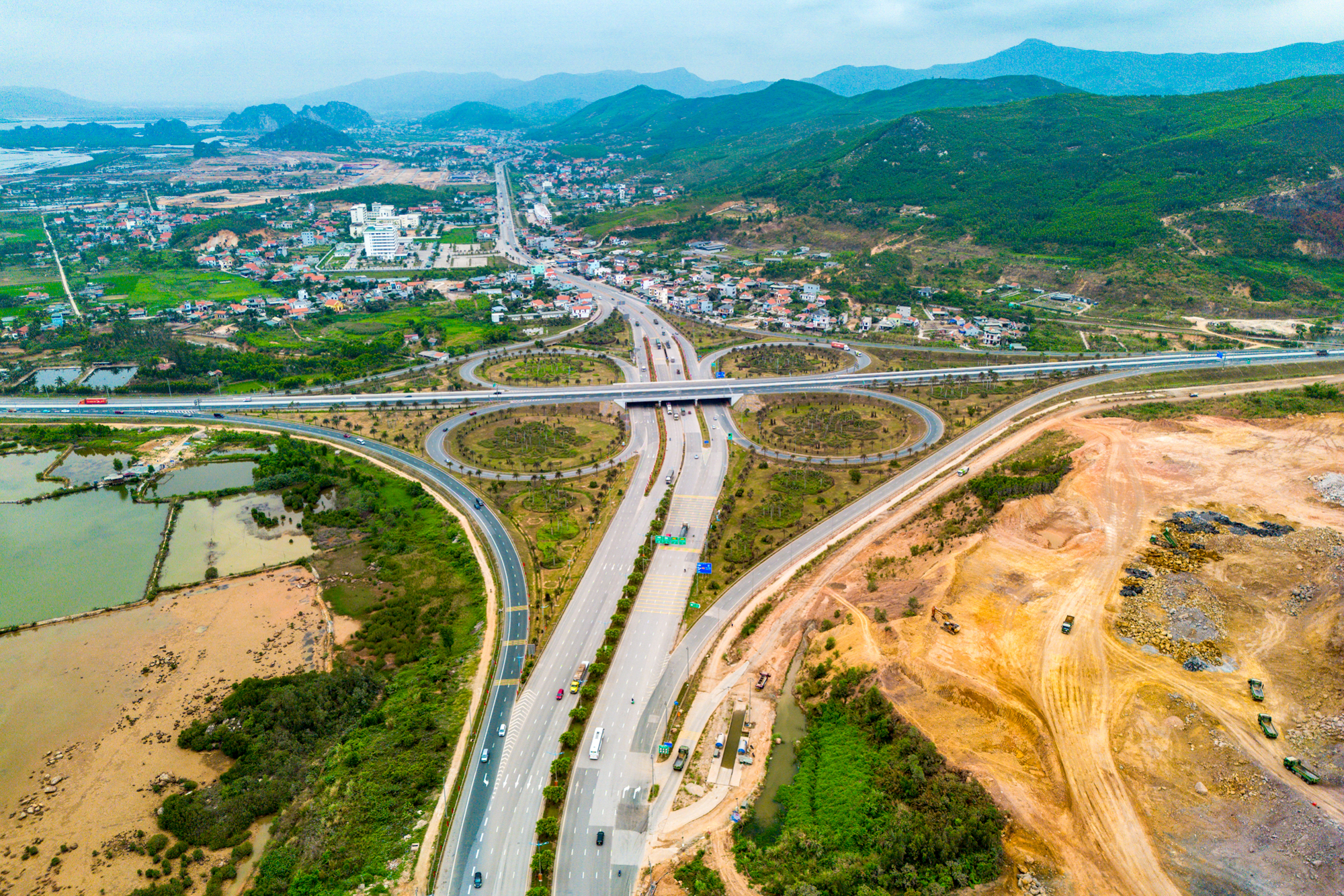 Toàn cảnh khu được mở bán đầu tiên tại dự án 18 tỷ USD của Vinhomes: Rộng gấp 9 lần khu phố cổ hà nội, có ga cuối của tuyến đường sắt 5 tỷ USD, bán hết 80% giỏ hàng trong 36 tiếng - Ảnh 4.