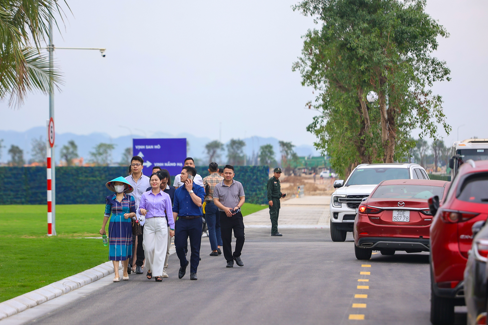 Mô giới, nhà đầu tư nườm nượp đổ về “siêu đô thị 18 tỷ USD” của  Vinhomes: Khách sạn kín phòng, quán cơm kín chỗ - Ảnh 5.