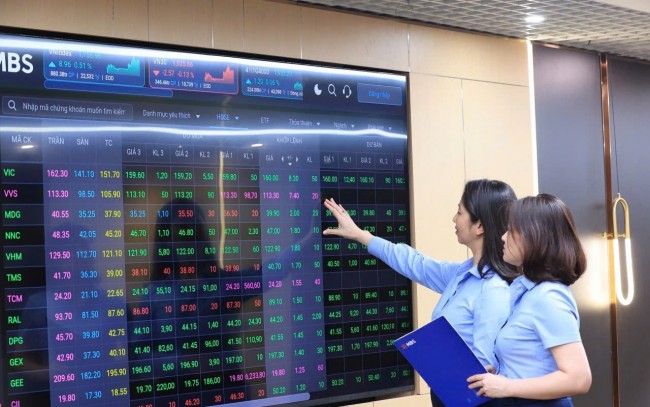 Chứng khoán ngày 18/5: Ngân hàng, dầu khí tỏa sáng, VN-Index tiếp tục lập đỉnh mới Chứng khoán ngày 18/5: Ngân hàng, dầu khí tỏa sáng, VN-Index tiếp tục lập đỉnh mới