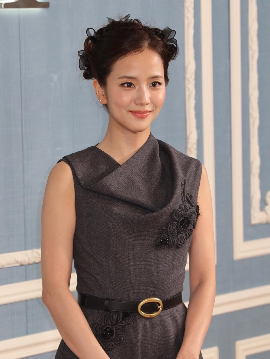 Sau cô bồi bàn, Dior cho Jisoo thành "mẹ chồng" với diện mạo mới- Ảnh 6.