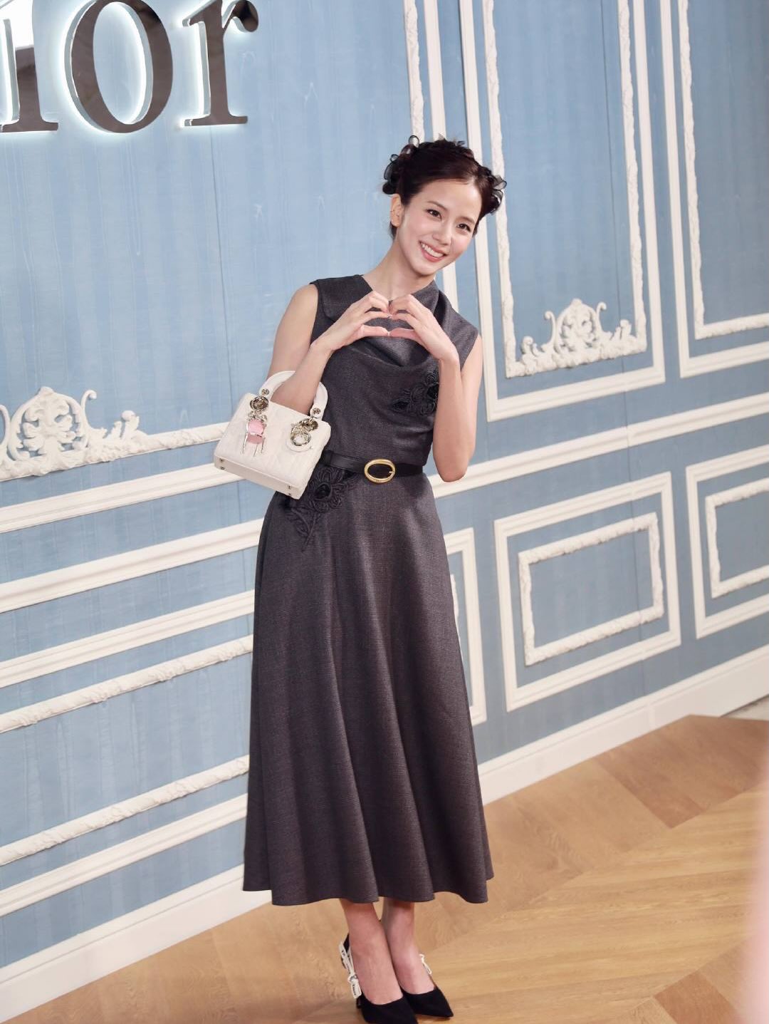 Sau cô bồi bàn, Dior cho Jisoo thành "mẹ chồng" với diện mạo mới- Ảnh 4.