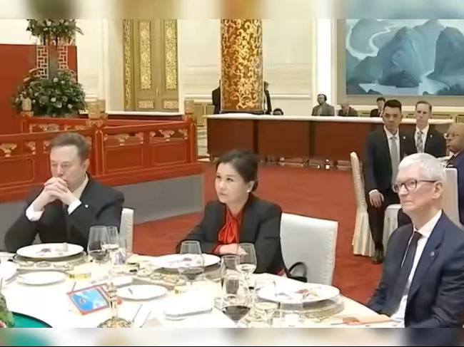 15 tuổi làm công nhân, 55 tuổi được Trung Quốc chọn ngồi cạnh 
