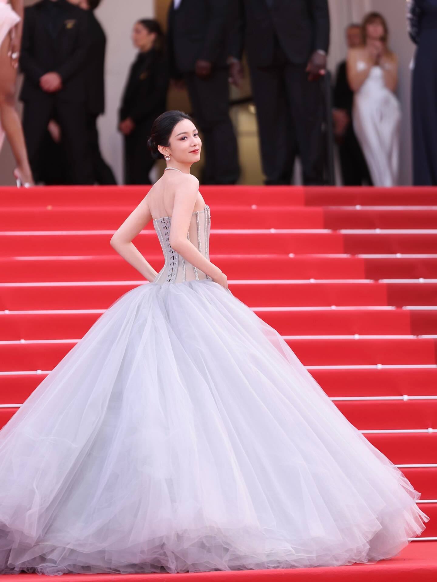 Đại sứ Dior vừa đẹp “phong thần” ở Cannes đã bị chê mặt sưng, da xệ khi về nước- Ảnh 7.