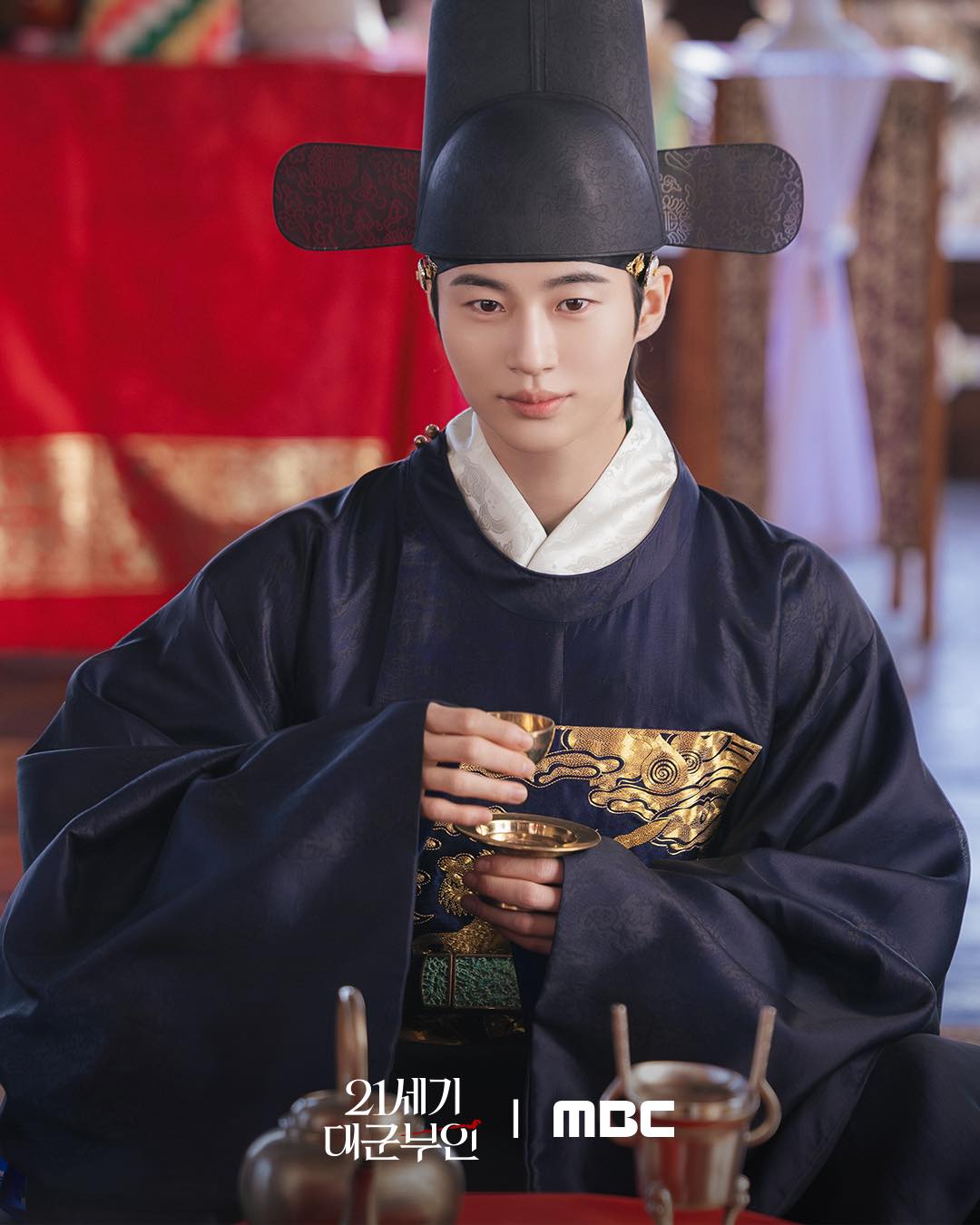 Perfect Crown tập 7: IU bị đầu độc, Byeon Woo Seok chống lại cả thế giới để bảo vệ vợ yêu- Ảnh 9.