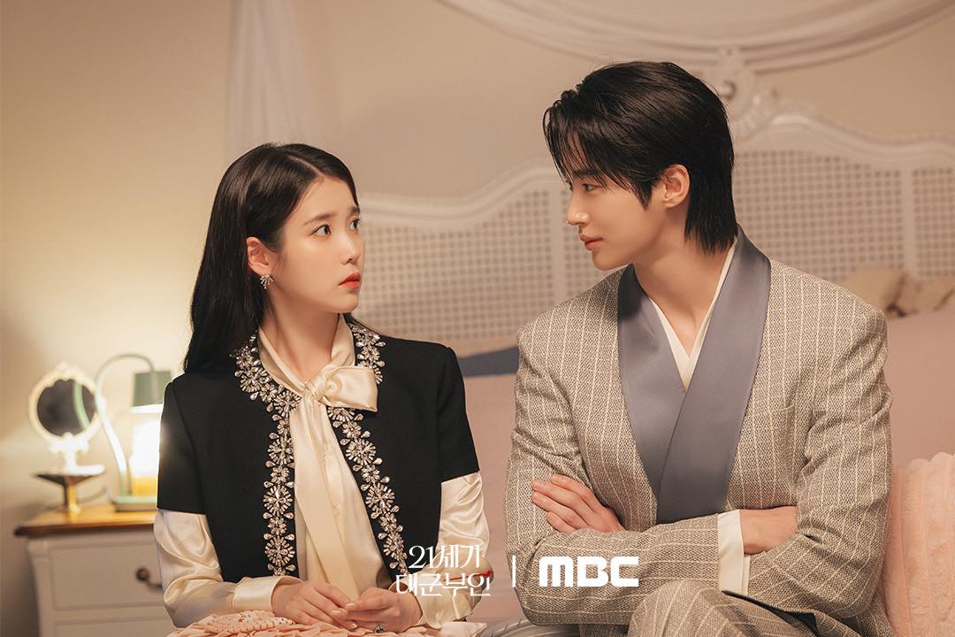 Perfect Crown tập 7: IU bị đầu độc, Byeon Woo Seok chống lại cả thế giới để bảo vệ vợ yêu- Ảnh 10.
