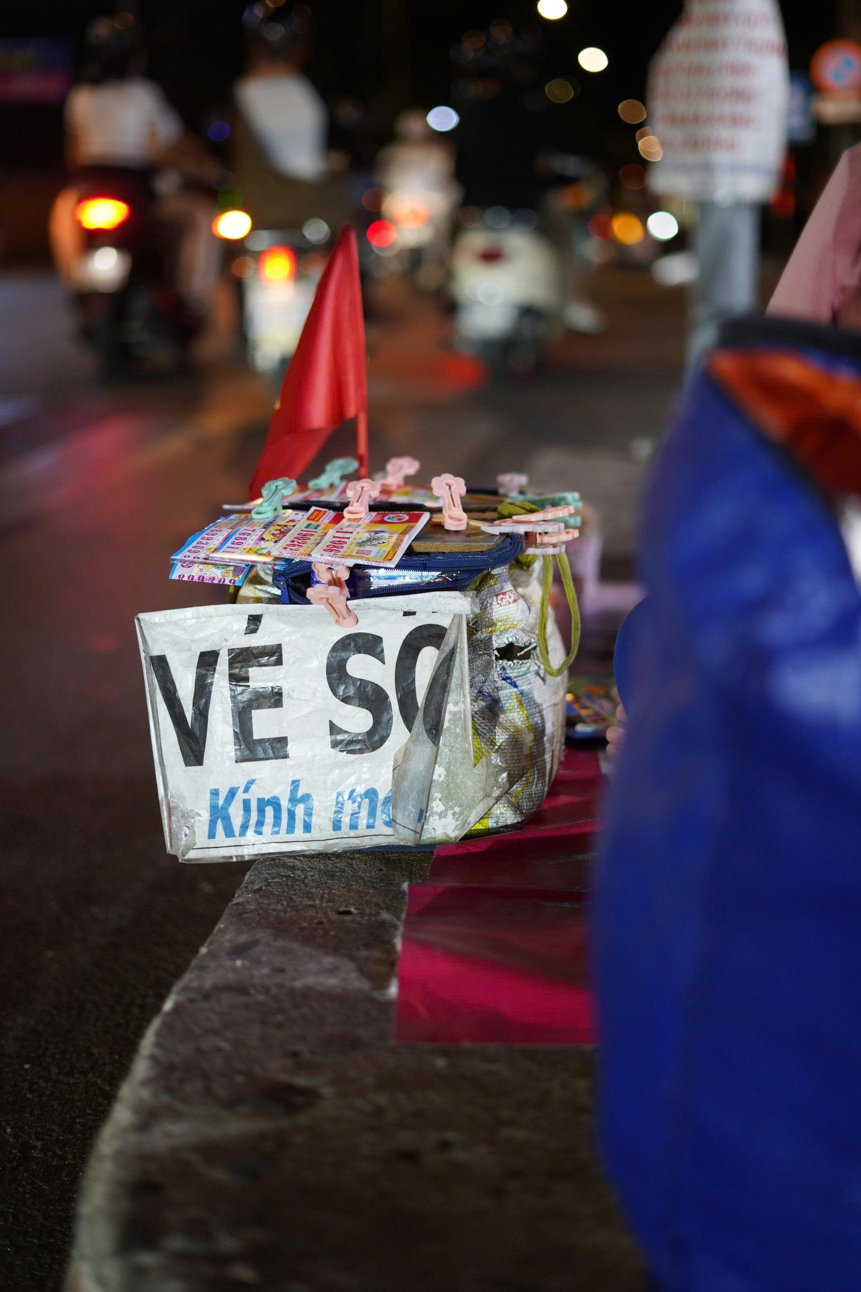 Bé gái theo mẹ bán vé số, tranh thủ học bài giữa ngã tư TP.HCM: Hoàn cảnh phía sau khiến nhiều người nghẹn lòng- Ảnh 6. Bé gái theo mẹ bán vé số, tranh thủ học bài giữa ngã tư TP.HCM: Hoàn cảnh phía sau khiến nhiều người nghẹn lòng - Ảnh 7.
