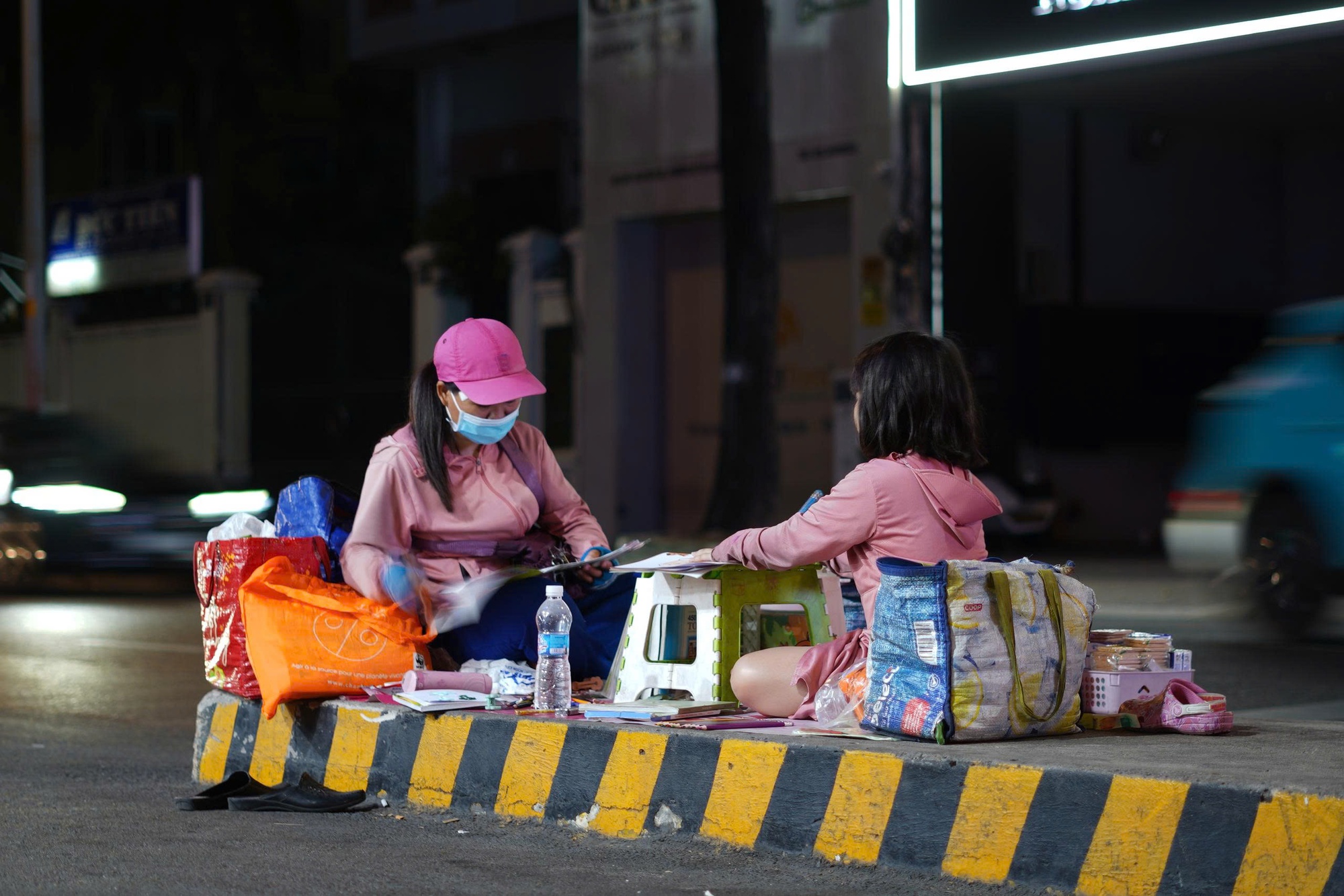 Bé gái theo mẹ bán vé số, tranh thủ học bài giữa ngã tư TP.HCM: Hoàn cảnh phía sau khiến nhiều người nghẹn lòng- Ảnh 1. Bé gái theo mẹ bán vé số, tranh thủ học bài giữa ngã tư TP.HCM: Hoàn cảnh phía sau khiến nhiều người nghẹn lòng - Ảnh 2.