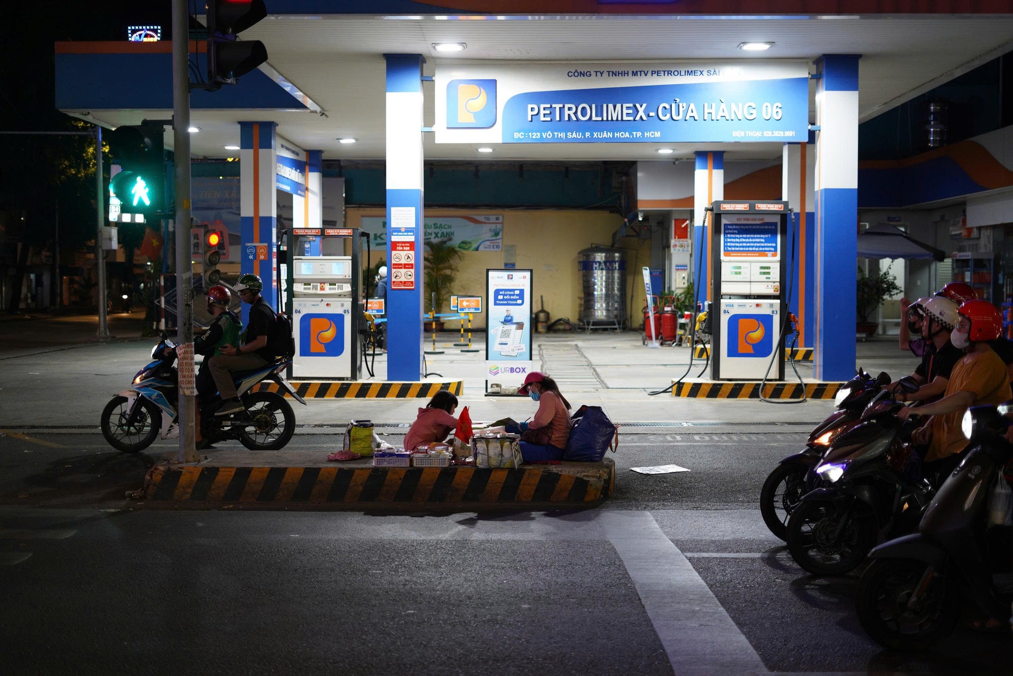 Bé gái theo mẹ bán vé số, tranh thủ học bài giữa ngã tư TP.HCM: Hoàn cảnh phía sau khiến nhiều người nghẹn lòng- Ảnh 4. Bé gái theo mẹ bán vé số, tranh thủ học bài giữa ngã tư TP.HCM: Hoàn cảnh phía sau khiến nhiều người nghẹn lòng - Ảnh 5.