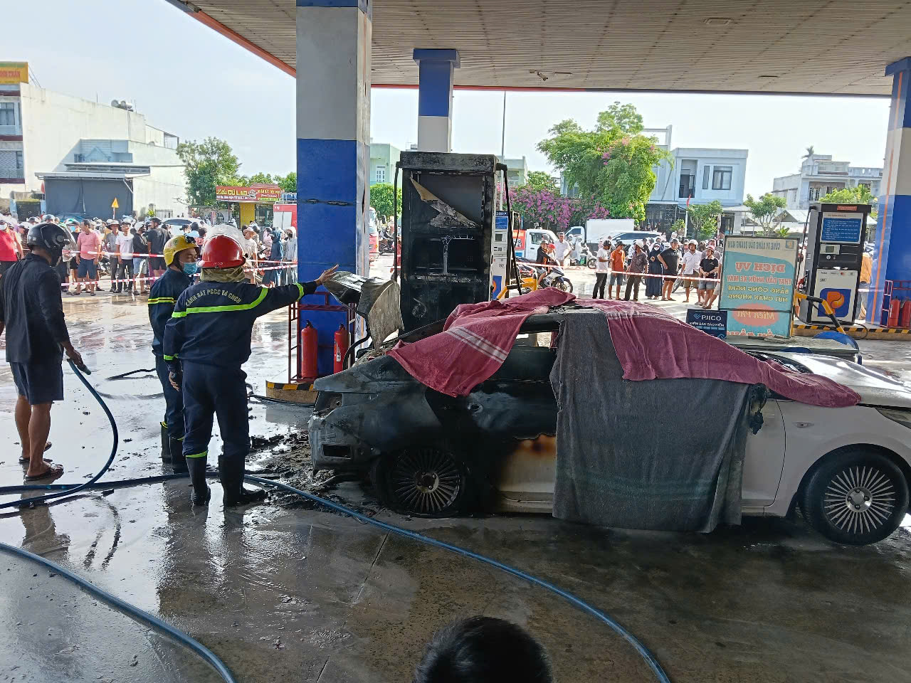 Hiện trường ô tô bốc cháy tại cây xăng khiến 2 thiếu niên tử vong- Ảnh 6.