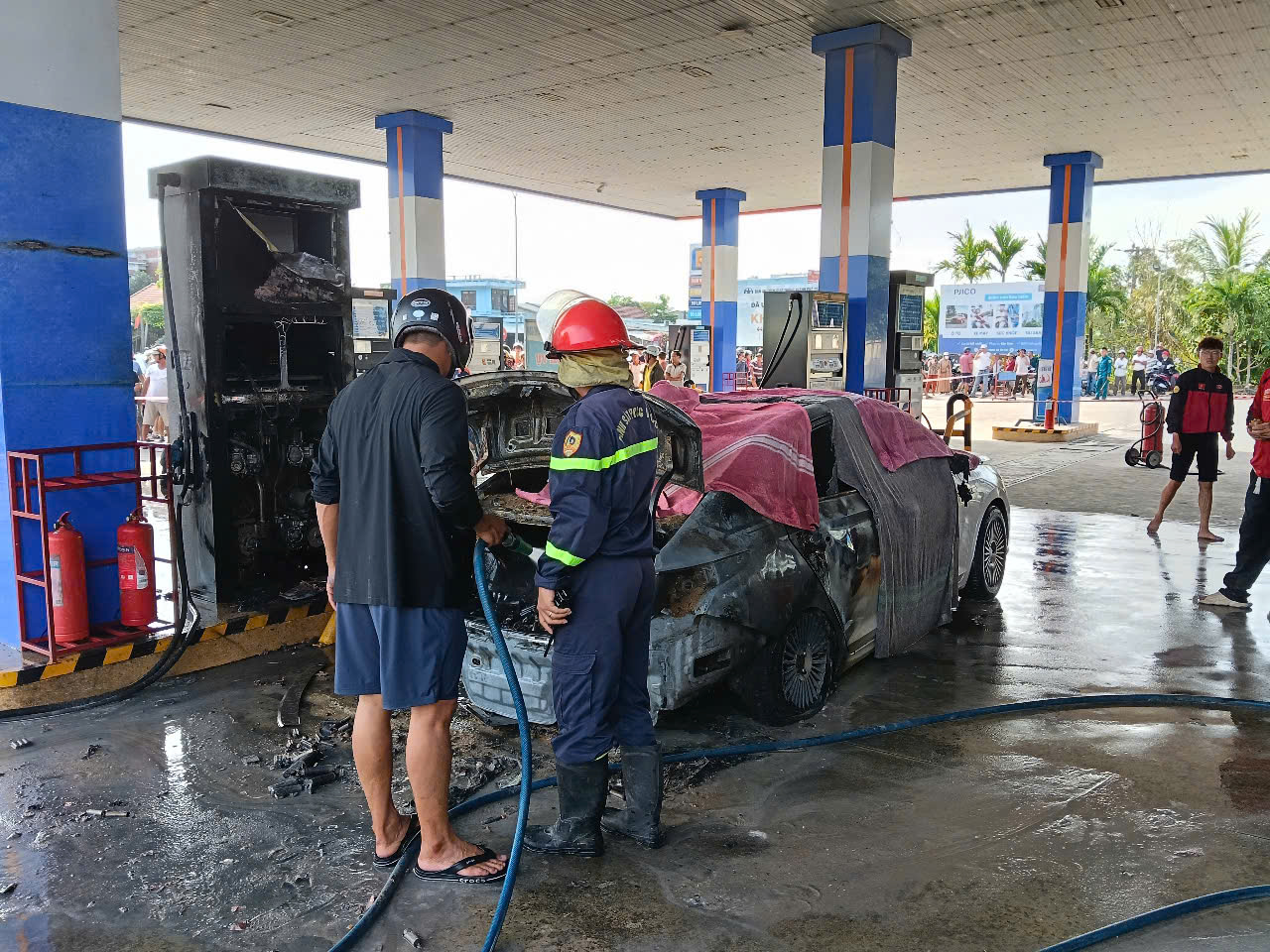 Hiện trường ô tô bốc cháy tại cây xăng khiến 2 thiếu niên tử vong- Ảnh 3.