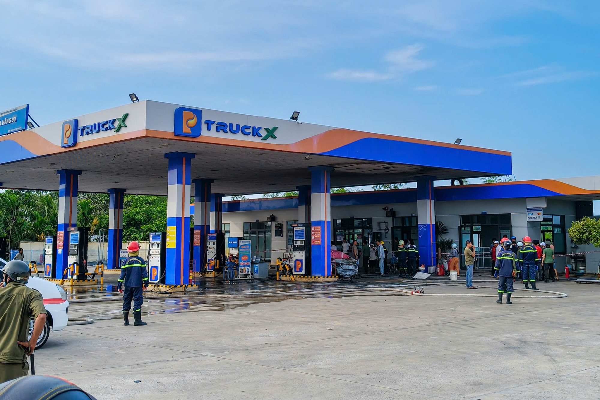 Hiện trường ô tô bốc cháy tại cây xăng khiến 2 thiếu niên tử vong- Ảnh 1.