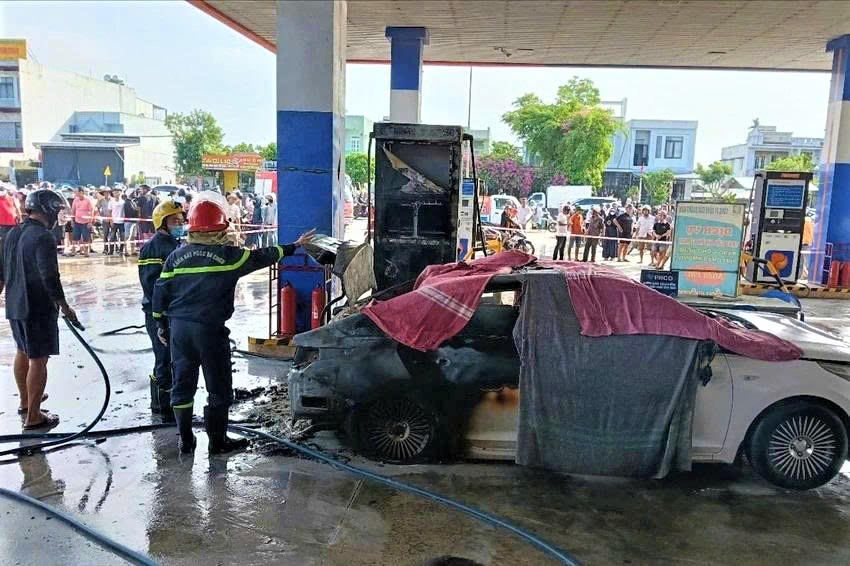 NÓNG: Ô tô con bốc cháy dữ dội tại cây xăng, 2 người ngồi trong xe tử vong- Ảnh 1.