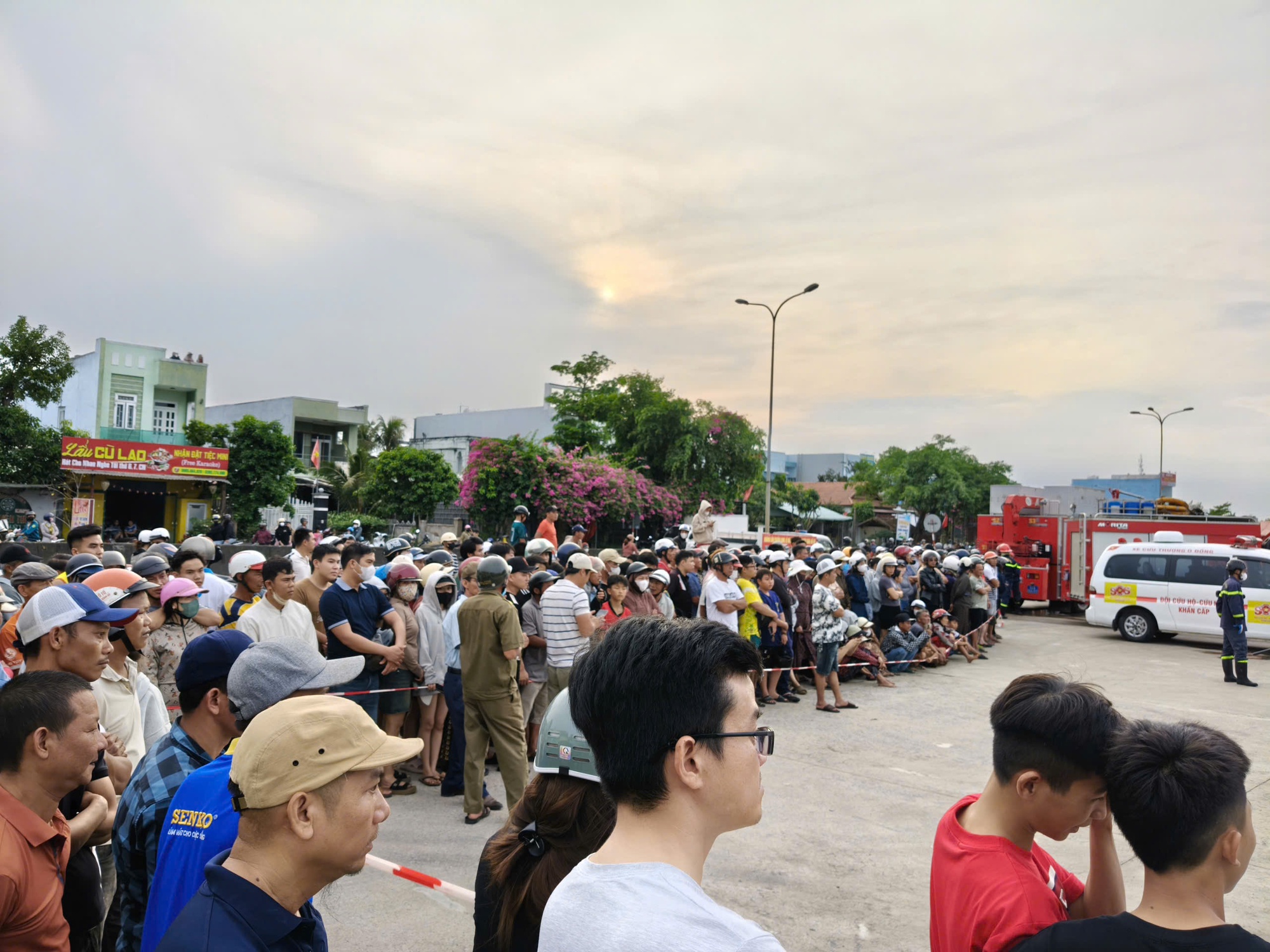 Hiện trường ô tô bốc cháy tại cây xăng khiến 2 thiếu niên tử vong- Ảnh 4.