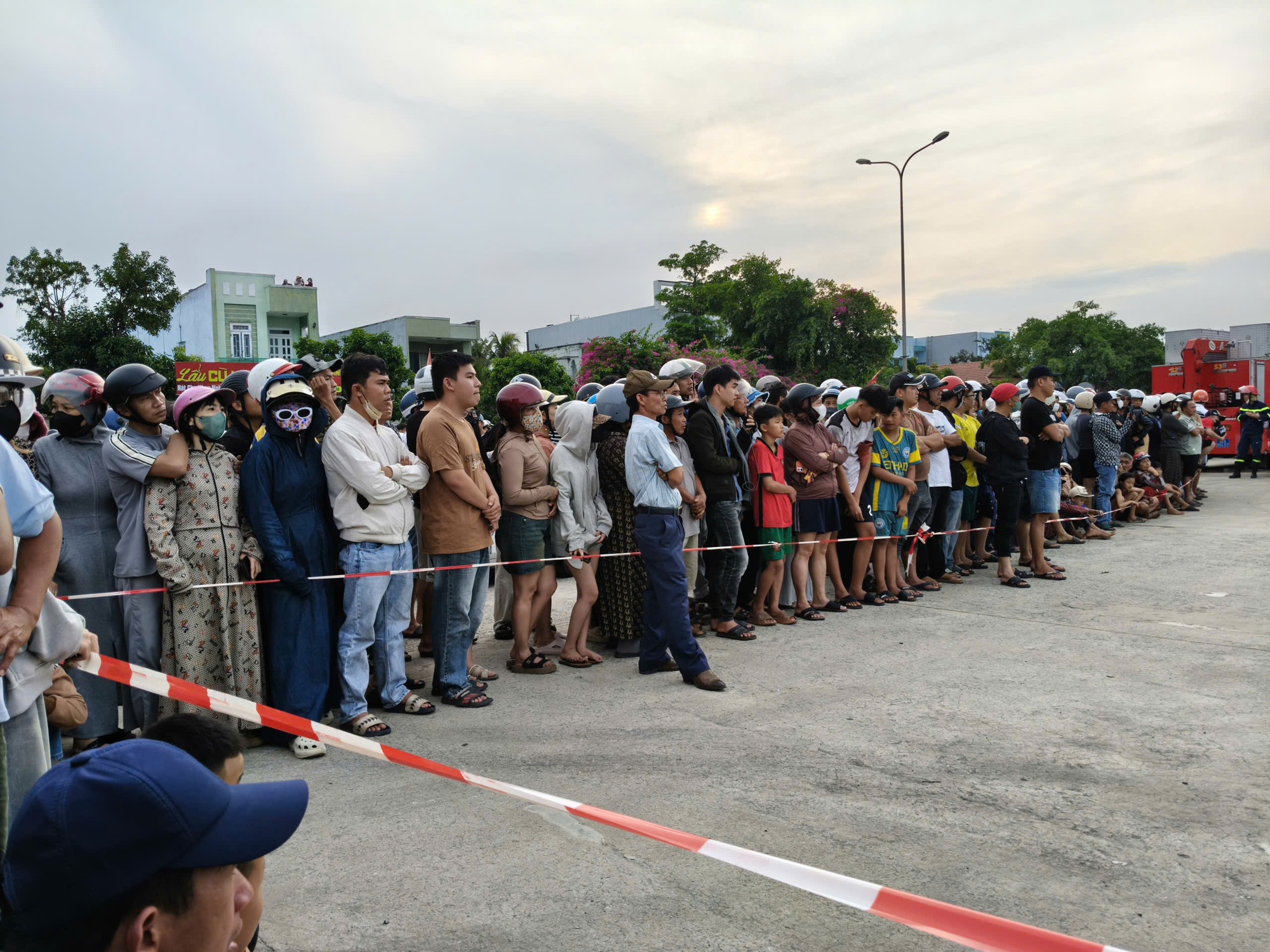 Hiện trường ô tô bốc cháy tại cây xăng khiến 2 thiếu niên tử vong- Ảnh 9.