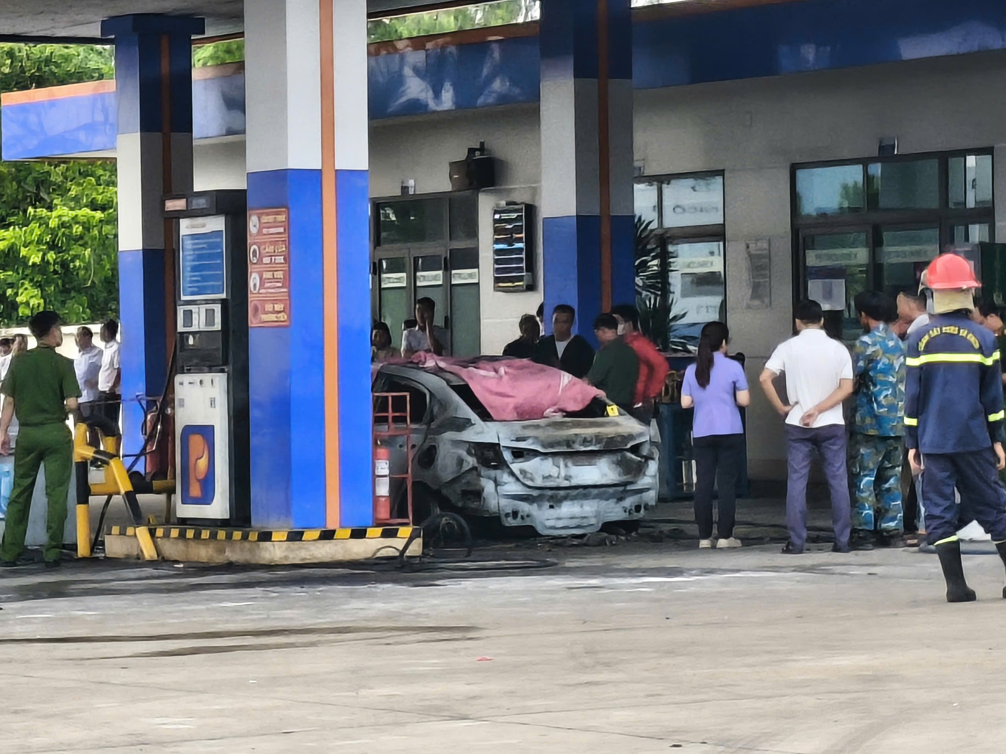 Hiện trường ô tô bốc cháy tại cây xăng khiến 2 thiếu niên tử vong- Ảnh 2.