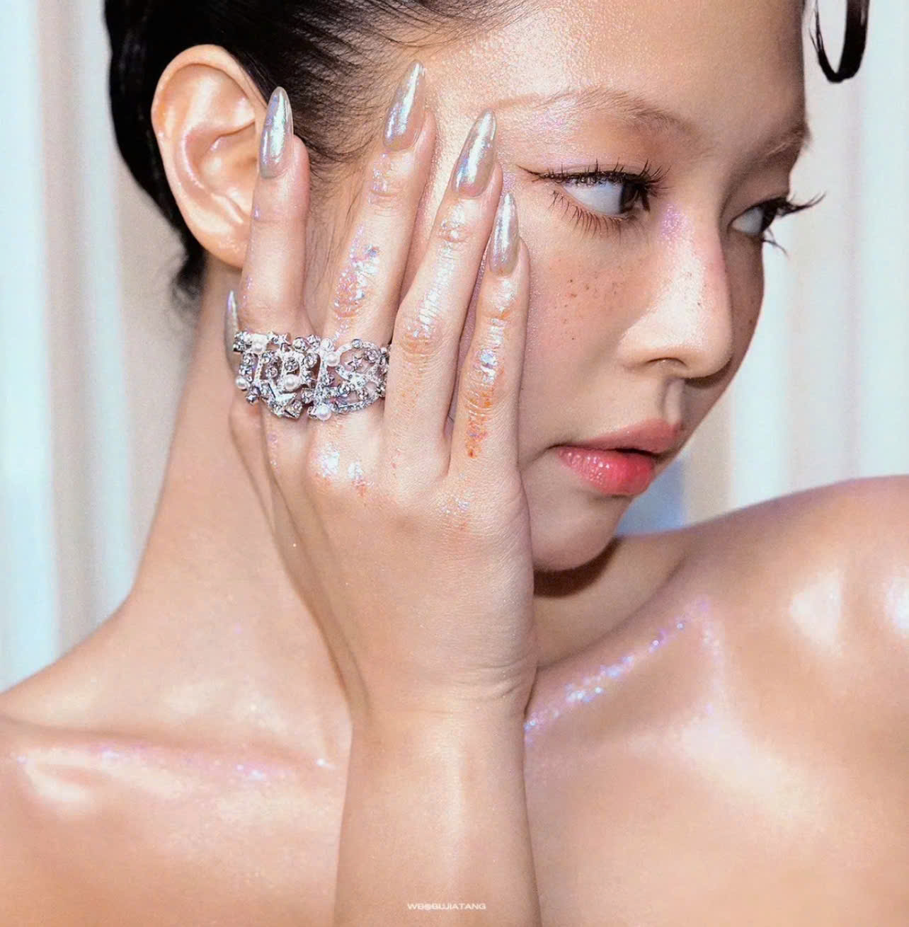 Jennie biến con gái khắp cõi mạng thành “tiên cá”: Trend makeup cực phẩm cho mùa hè đây chứ đâu- Ảnh 3.