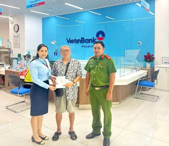 Phát hiện nhân viên ngân hàng cố tình trì hoãn phục vụ cụ ông chuyển khoản 200 triệu đồng: Công an Hà Nội vào cuộc điều tra - Ảnh 2.