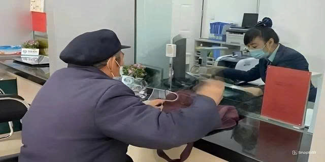 Phát hiện nhân viên ngân hàng cố tình trì hoãn phục vụ cụ ông chuyển khoản 200 triệu đồng: Công an Hà Nội vào cuộc điều tra - Ảnh 1.