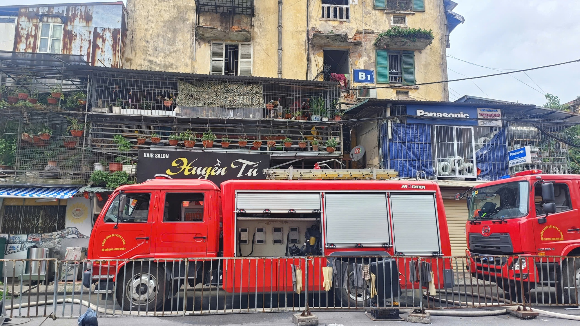Cháy căn hộ tập thể Nguyễn Công Trứ, cư dân hoảng loạn tháo chạy - Ảnh 4.