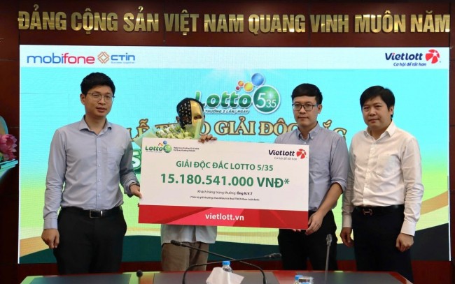Mua bộ số từ tính năng “Thần tài chọn” trên Vietlott SMS, người đàn ông ở Lâm Đồng trúng độc đắc xổ số quay nhanh Lotto 5/35 hơn 15 tỷ đồng