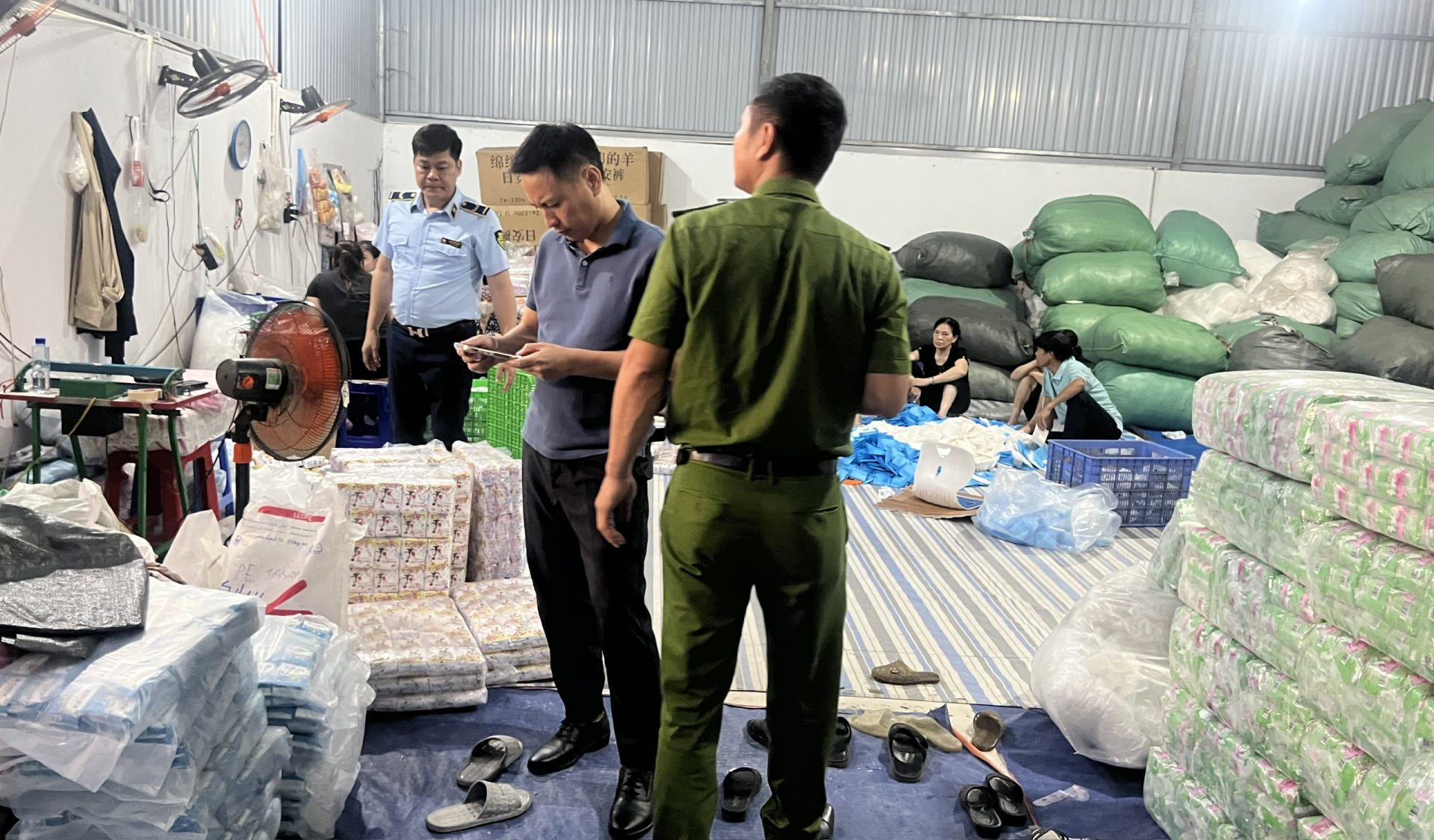 Phát hiện hơn 37.000 gói băng vệ sinh giả nhãn hiệu lớn- Ảnh 2.