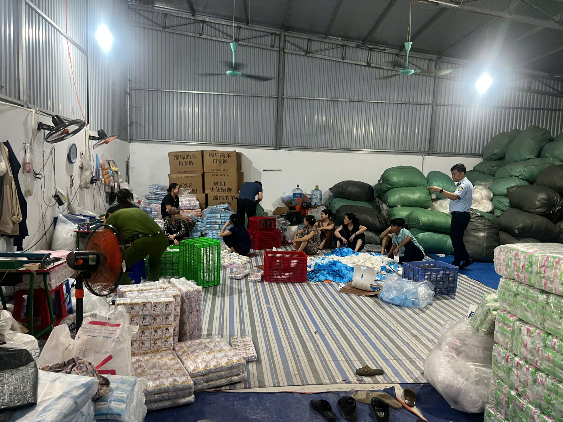 Phát hiện hơn 37.000 gói băng vệ sinh giả nhãn hiệu lớn- Ảnh 1.