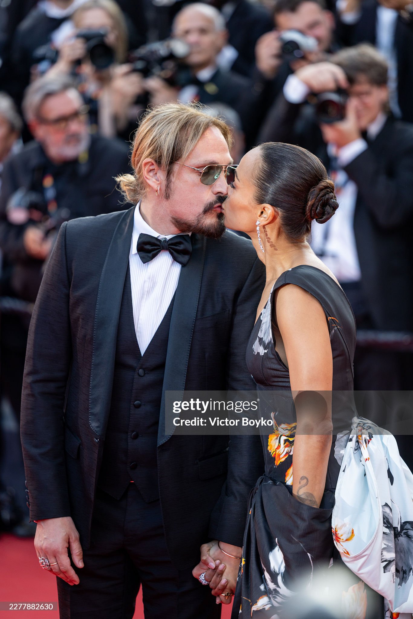 Thảm đỏ bế mạc Cannes 2026: "Thiên thần nội y" tóc hồng chiếm trọn spotlight, sao phim Avatar tình tứ hôn chồng- Ảnh 14.