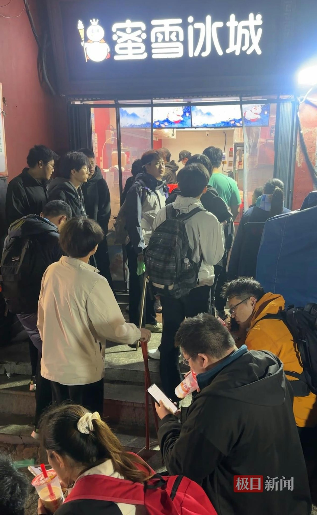 1.000 "kiếp nạn" tour đêm leo núi săn bình minh dịp lễ: Trải chiếu ngủ sảnh khách sạn giá 380.000 đồng/người, Mixue kín chỗ lúc 2h sáng- Ảnh 2.