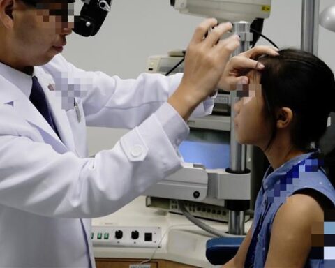 Bé gái 6 tuổi cận 12 độ vì thứ nhiều cha mẹ Việt thích dùng để “dỗ con”: Có thể mù lòa bất cứ lúc nào