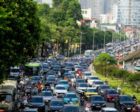 Cảnh tượng tại nút giao La Thành – Nguyễn Chí Thanh (Hà Nội) trong sáng ngày 1/6