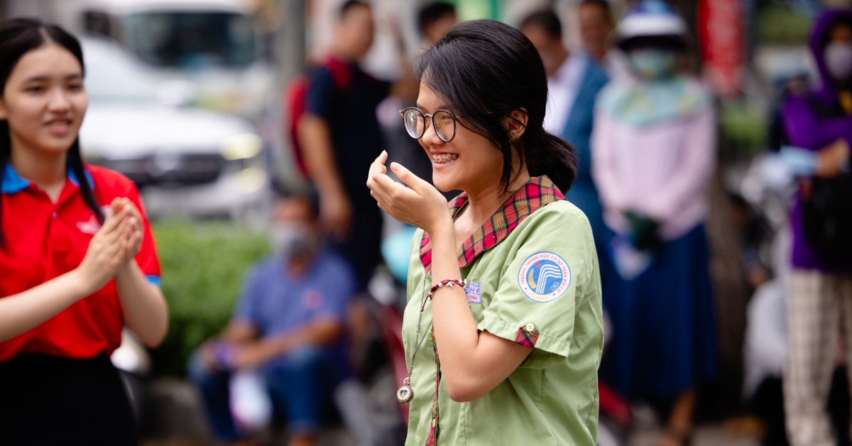 Thi vào lớp 10 TP.HCM buổi thứ 2: Bắt đầu làm bài môn Ngoại ngữ, cấu trúc đề mới, liệu còn “mưa” điểm 10?