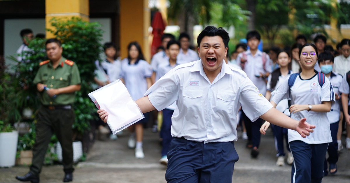 Thi vào lớp 10 TP.HCM buổi thứ 2: Đề dễ, sĩ tử ai cũng tươi hơn hoa vì “kỳ này mưa điểm 10”!