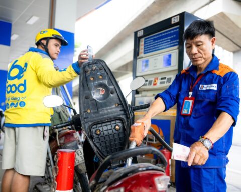 Xăng E10 chính thức đến tay người tiêu dùng: Ghi nhận thực tế tại cửa hàng xăng dầu ở Hà Nội