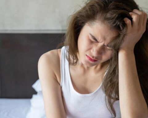 Những ngày nắng nóng liên tục đau đầu, đừng chỉ nghĩ do thời tiết: Cảnh báo 5 dấu hiệu nguy hiểm cần đi viện ngay