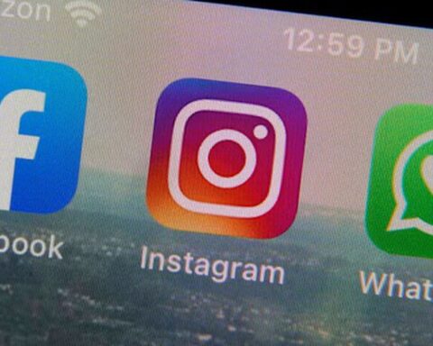 Trả phí cho Facebook: Biết được ai âm thầm theo dõi mình, bí mật xem Story người khác