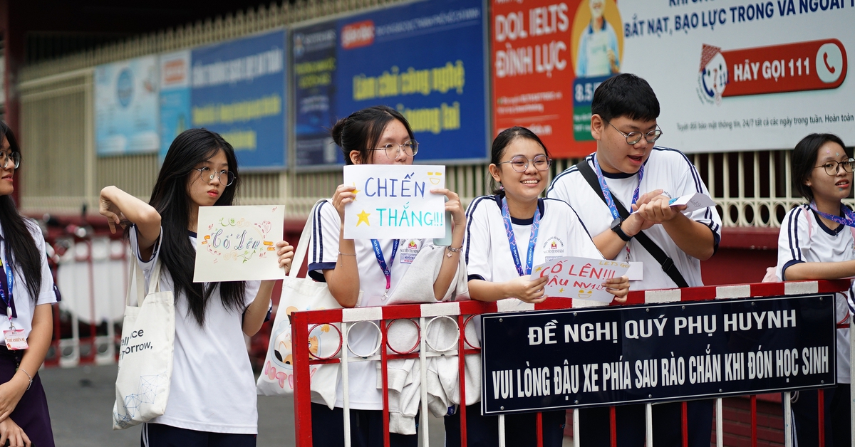 Thi vào lớp 10 TP.HCM buổi cuối cùng: Hết giờ, thi xong!