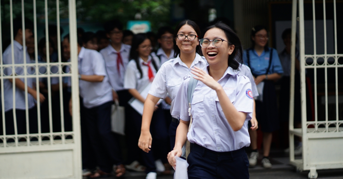 Thi vào lớp 10 TP.HCM buổi cuối: Đề Toán “dễ thở” nhưng phân hóa cao, sĩ tử vui vì đã hoàn thành nhiệm vụ